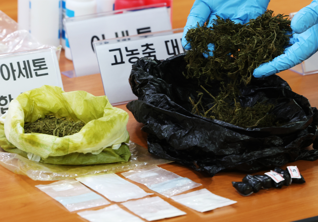 Police officials from the Gyeonggi Nambu Provincial Police Agency show the drugs seized by police on April 4. Police arrested two Russian nationals in their 30s and apprehended one without arrest on Mar. 27 for manufacturing hashish and injecting mephedrone at a villa in Ansan, Gyeonggi Province. (Yonhap)