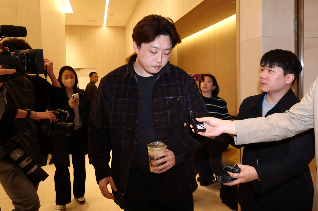 Park Dan, who heads the Korean Intern Resident Association’s emergency committee, enters the conference room to attend a meeting held at the Korean Medical Association’s headquarters in Yongsan-gu, central Seoul, on April 7. (Yonhap)
