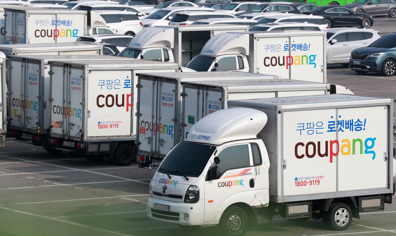 Coupang delivery trucks in a parking lot in downtown Seoul (Newsis)