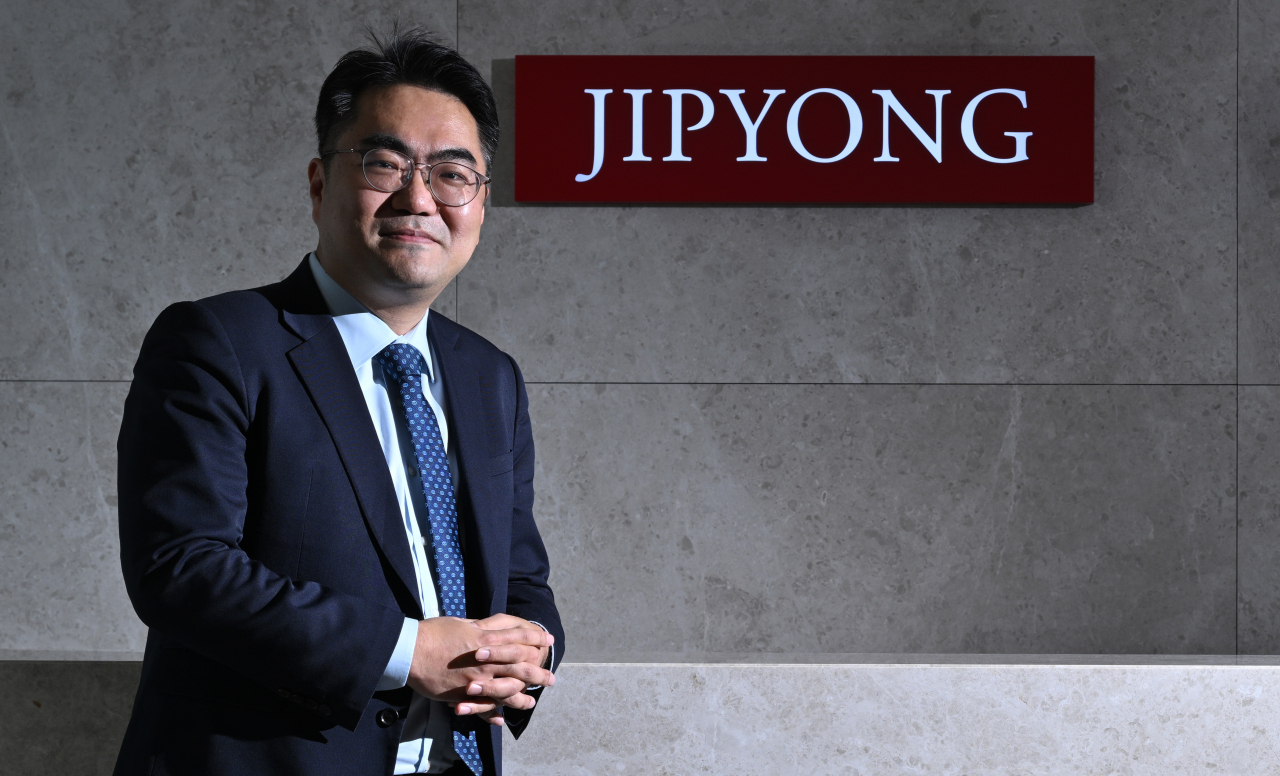 South Korean law firm Jipyong's lawyer Brian K. Oh poses during an interview held at the company's headquarters in Jung-gu, central Seoul, on April 1. (Im Se-jun/ The Korea Herald)
