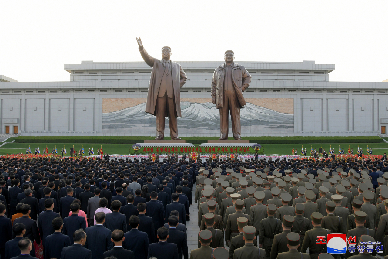 This photo shows the statues of North Korean late founder Kim Il-sung and former late leader Kim Jong-il on Mansu Hill in Pyongyang as senior party and government officials laid floral baskets in front of the statues on the occasion of the 112th birthday of Kim Il-sung, Monday. (KCNA)
