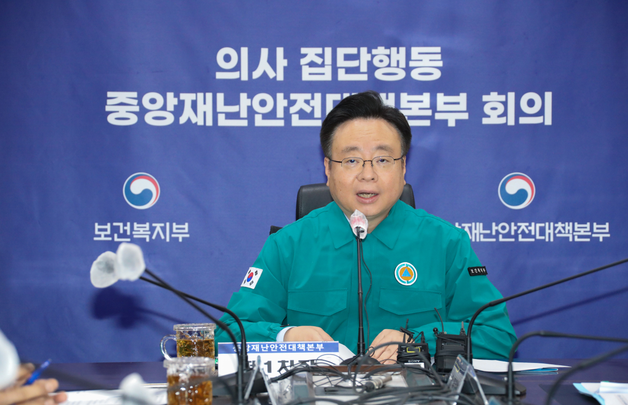 Health Minister Cho Kyoo-hong speaks at a government response meeting on Monday. (Yonhap)