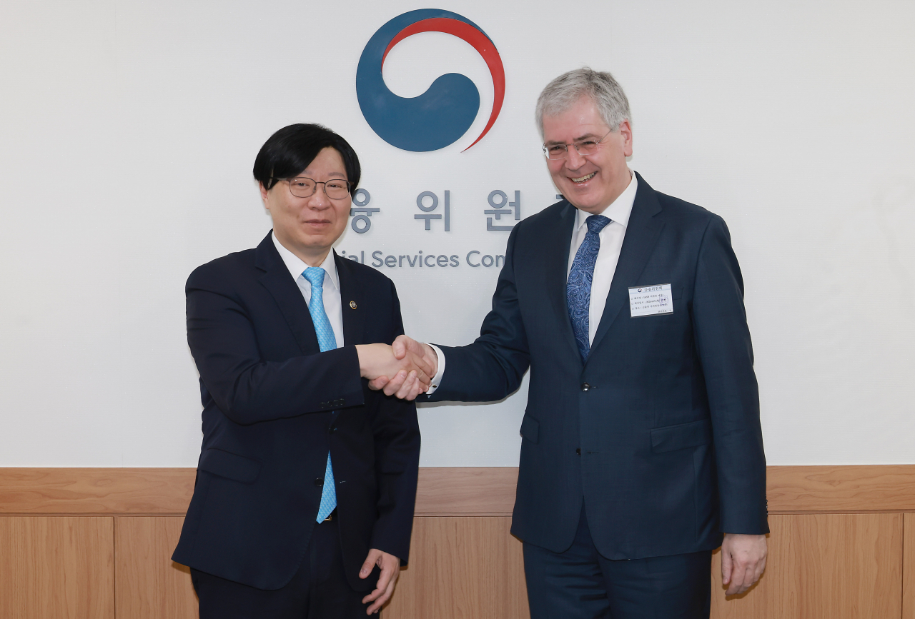 Kim So-young (Left), vice chairman of the Financial Services Commission, and Andreas Barckow, chief of the International Accounting Standard Board, pose for a photo during their meeting at the FSC headquarters in Seoul on Monday. (The financial regulator)