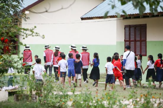 Surviving students of the Sewol ferry tragedy participate in a volunteer program hosted by the Salvation Army in Cambodia. (The Salvation Army Korea Territory)