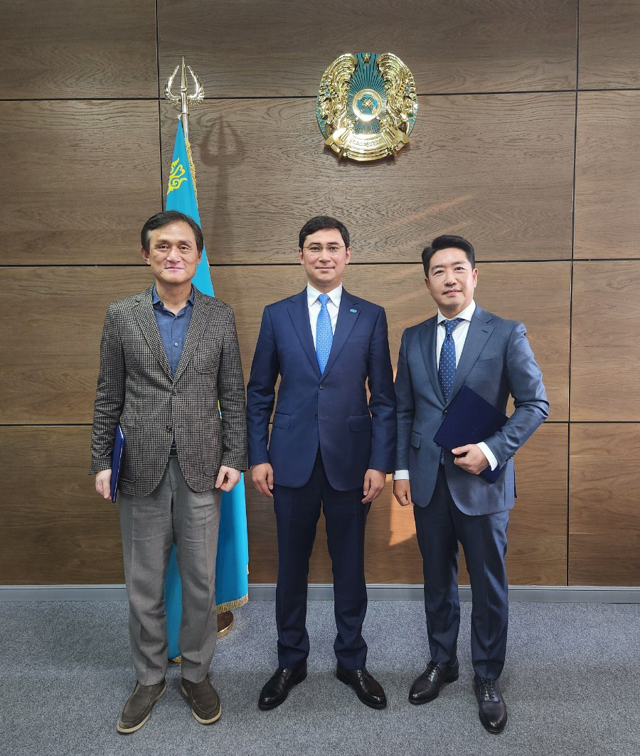 From left: Park Jin-sun of Hanlim Architecture Group, Shymkent City's Deputy Mayor Aidyn Karimov and KMG Chairman Choi Ik-jun pose for a photo after signing an agreement for a new greenhouse gas reduction project in Shymkent, Kazakhstan. (Hanlim Architecture Group)