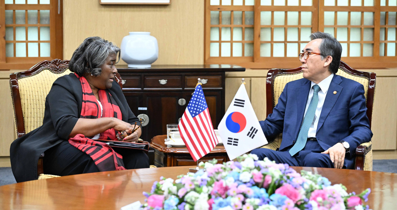 US Ambassador to the United Nations Linda Thomas-Greenfield (left) speaks to Foreign Minister Cho Tae-yul during a meeting at the foreign ministry in Seoul on Monday. (Ministry of Foreign Affairs)