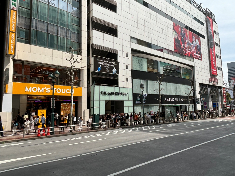 Customers wait in a long line to visit a Mom's Touch pop-up store, held in Shibuya, Tokyo, for three weeks last October. (Mom's Touch)