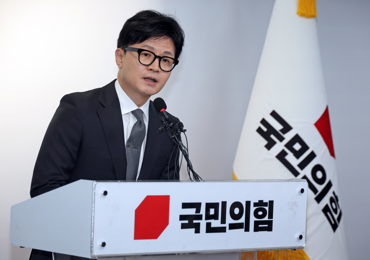 Han Dong-hoon announces his resignation from his position as interim chair of the People Power Party's emergency response committee, at the ruling party headquarters in western Seoul on Thursday. (Yonhap)