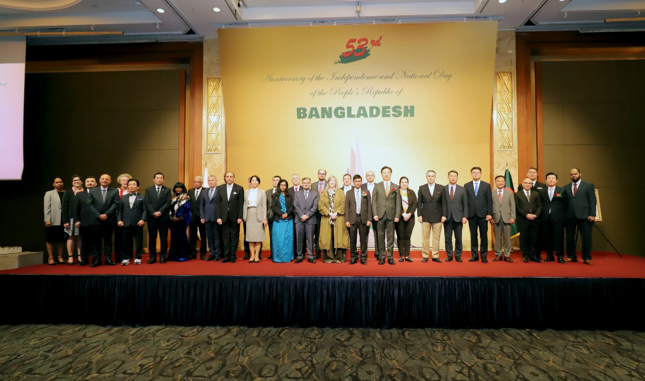 Guests pose for a group photo at the commemoration of 53rd Independence Day of Bangladesh at Lotte Hotel in Jung-gu, Seoul on Monday. (Bangladesh Embassy in Seoul)