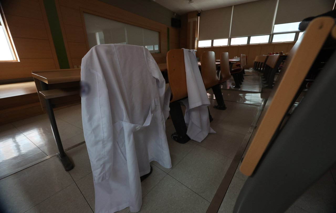 A classroom at a medical school in the southern city of Daegu remains quiet on Monday. (Yonhap)