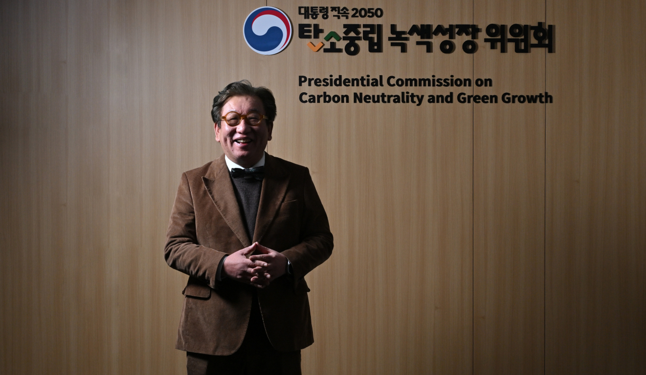 Kim Sang-hyup, co-chair of the Presidential Commission on Carbon Neutrality and Green Growth, poses for a picture during an interview with Herald Business and The Korea Herald on Mar. 28. (Im Se-jun/The Korea Herald)
