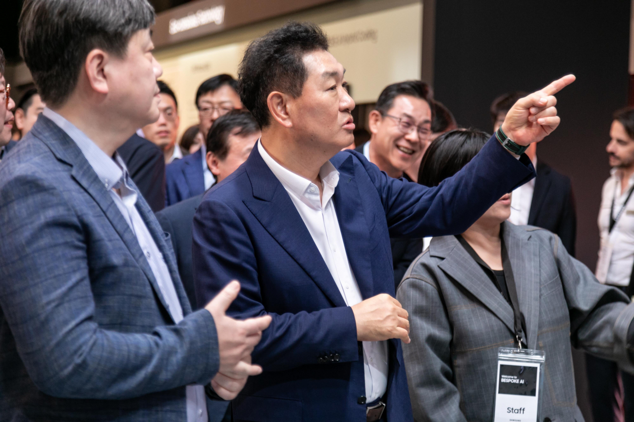 Samsung Electronics Vice Chairman and co-CEO Han Jong-hee (center) looks around the company's exhibition booth at Milan Design Week in Milan, Tuesday. (Samsung Electronics)
