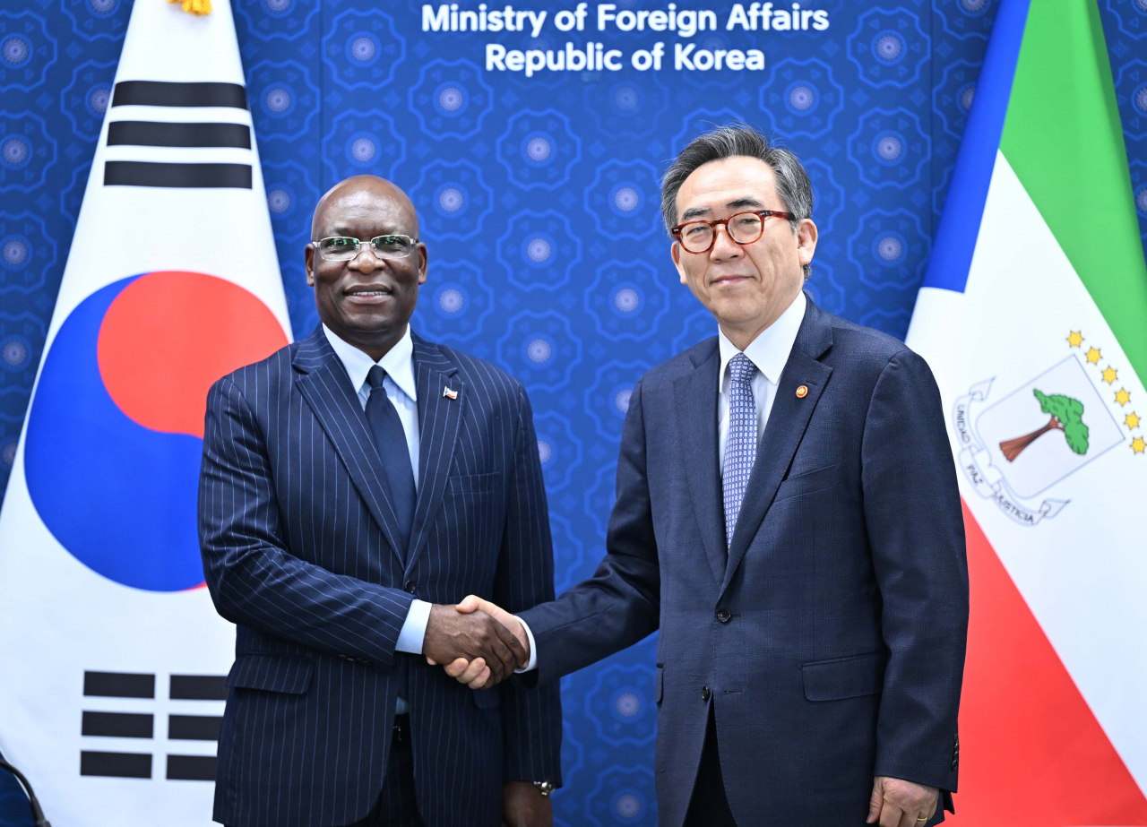 South Korean Foreign Minister Cho Tae-yul (right) poses for a photo with his Equatorial Guinean counterpart, Simeon Oyono Esono Angue, at the Seoul ministry on Wednesday. (Ministry of Foreign Affairs)