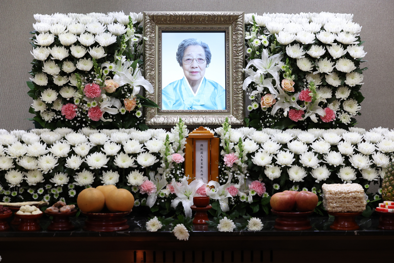 Jeong Cha-sun's funeral altar is set up at the funeral parlor of the Kangdong Sacred Heart Hospital in Gangdong-gu, eastern Seoul on Wednesday. (Yonhap)