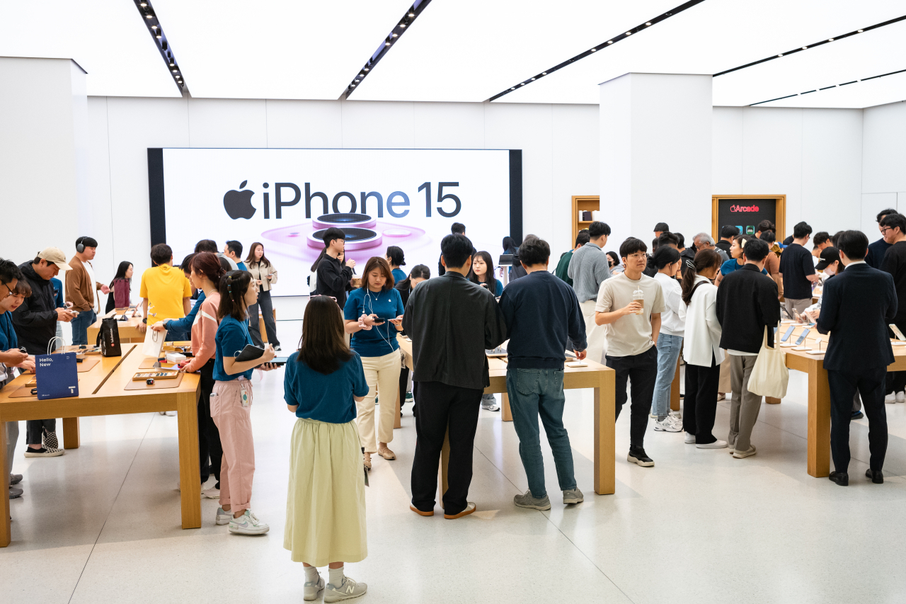 Customers experience new devices at an Apple store in Yeouido, Seoul, on Oct. 13, 2023. (Getty Images)