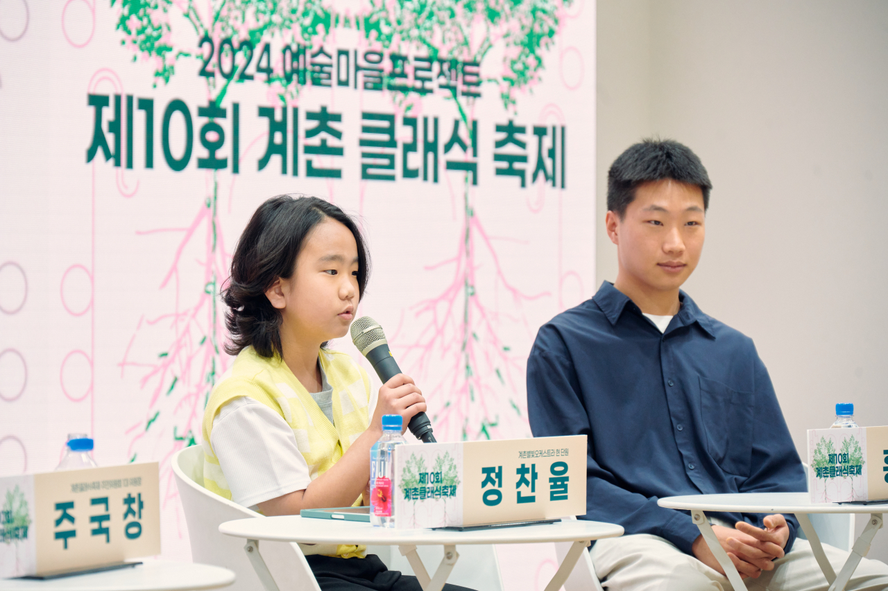 Jung Chan-yool (left), Gyechon Elementary School student and member of Gyechon Starlight Orchestra, and former member Hong Jong-seok participate in a press conference held at OnDream Society in Myeongdong, Jung-gu, Seoul Wednesday. (Chung Mong-koo Foundation)