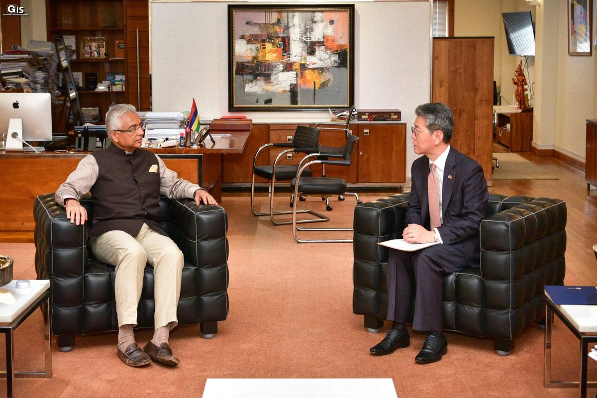 First Vice Foreign Minister Kim Hong-kyun (right) pays a courtesy call on Mauritian Prime Minister Pravind Kumar Jugnauth at his office on Wednesday. (Foreign Ministry)