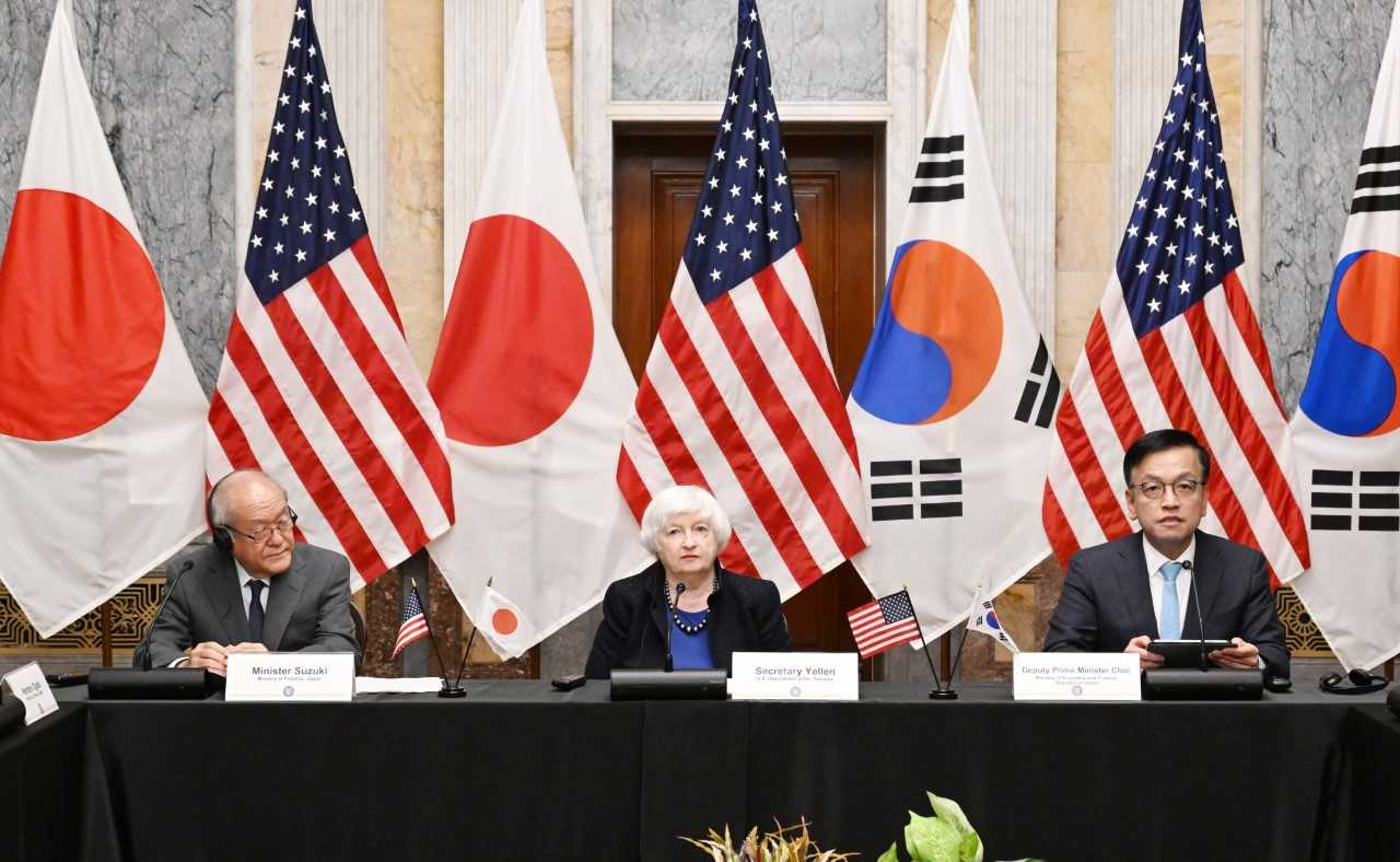 From left: Japan's Finance Minister Shunichi Suzuki, US Treasury Secretary Janet Yellen and Korea's Finance Minister Choi Sang-mok hold three-way talks at the US Department of the Treasury in Washington, Wednesday. (Ministry of Economy and Finance)