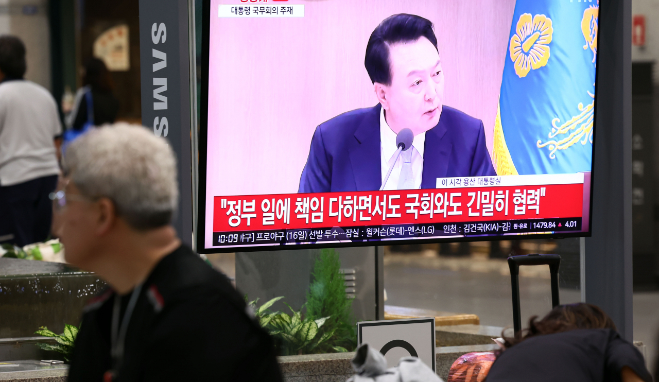 A television screen at Incheon Airport shows President Yoon Suk Yeol delivering his opening remarks at a Cabinet meeting on Tuesday. (Yonhap)