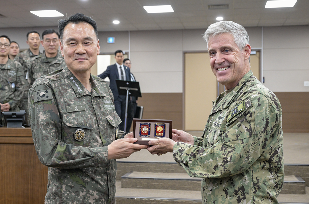 JCS Chairman Adm. Kim Myung-soo (right) and US Adm. Stephen Koehler pose for a photo at the headquarters of the Navy's Fleet Command in Busan, Thursday. (Yonhap)