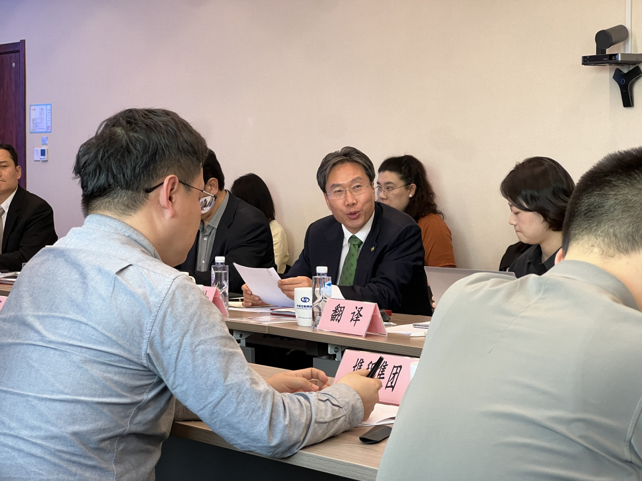 Personal Information Protection Commission Vice Chairperson Choi Jang-hyuk speaks during a meeting in Beijing with officials from several Chinese internet firms, Thursday. (Yonhap)