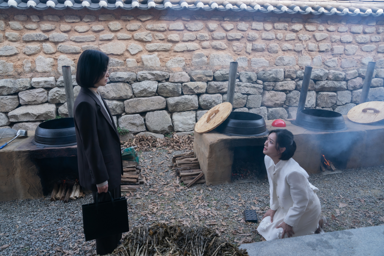 Choi Hye-jeong kneels down to ask Moon Dong-eun's forgiveness for her past deeds in 
