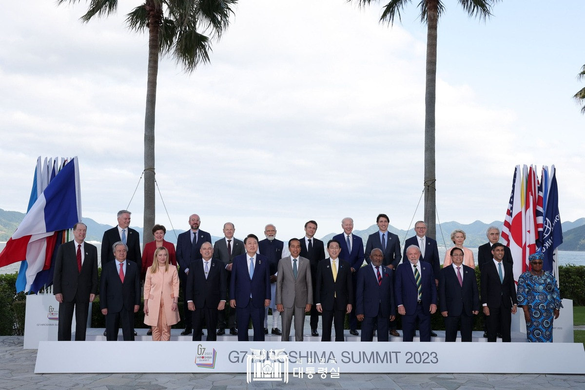 South Korean President Yoon Suk Yeol (5th from left on the bottom row) poses for photos with global leaders during a group photo session at the Group of Seven summit in Hiroshima, Japan, on May 20, 2023. (Presidential Office)