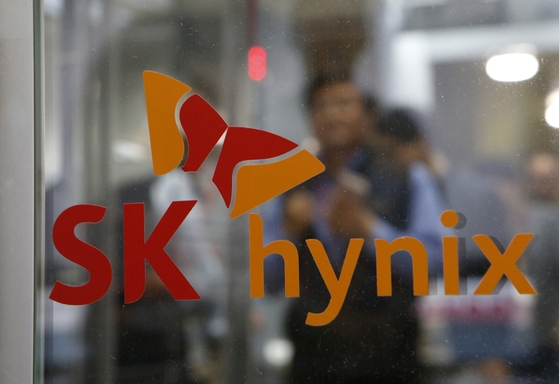 An employee is seen behind the SK hynix logo at its headquarters in Seongnam, South Korea, April 25, 2016. (Reuters-Yonhap)