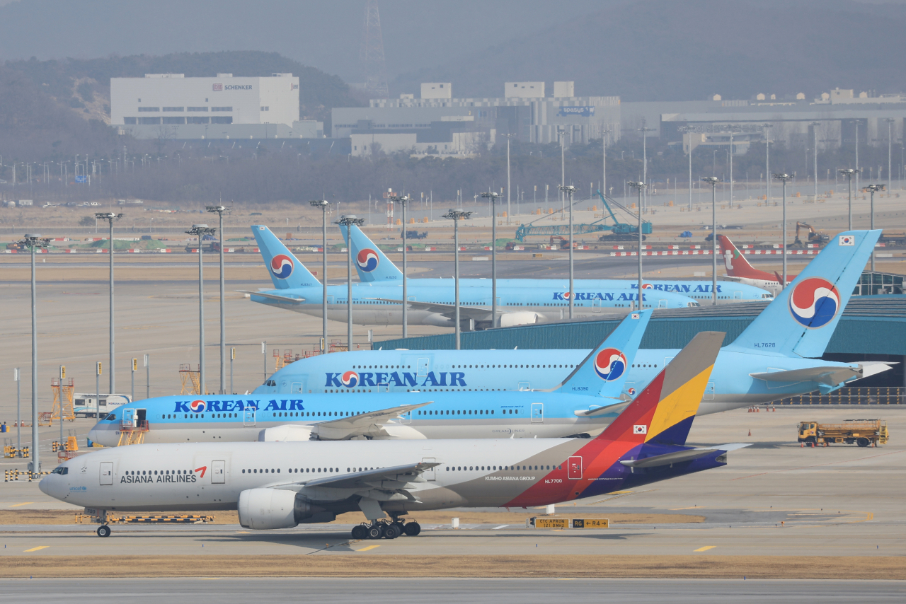 Asiana Airlines, Korean Air and T'way Air passenger carriers are parked at Incheon International Airport. (Yonhap)