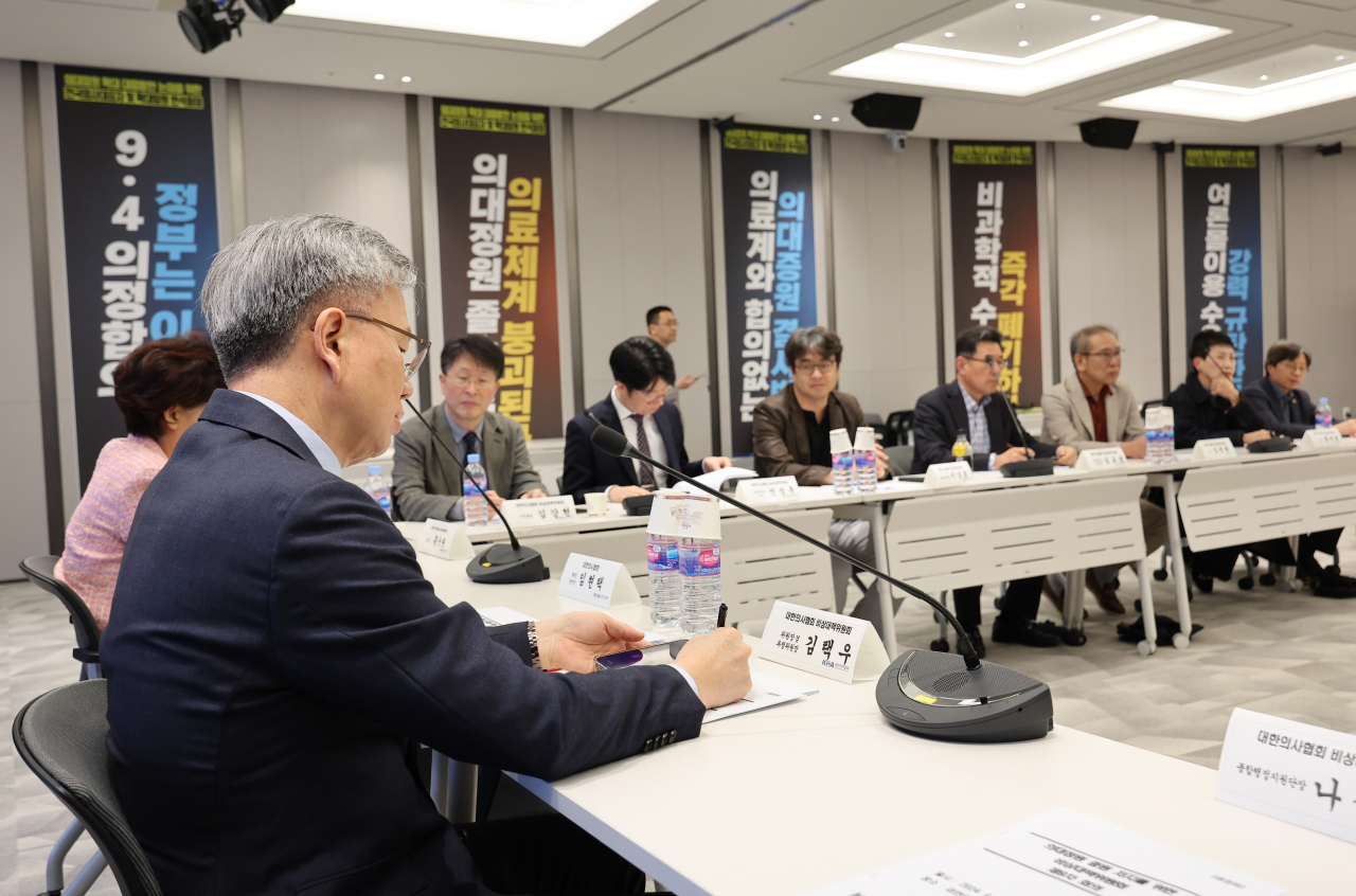 Officials of the Korean Medical Association hold a meeting in Seoul on Saturday. (Yonhap)