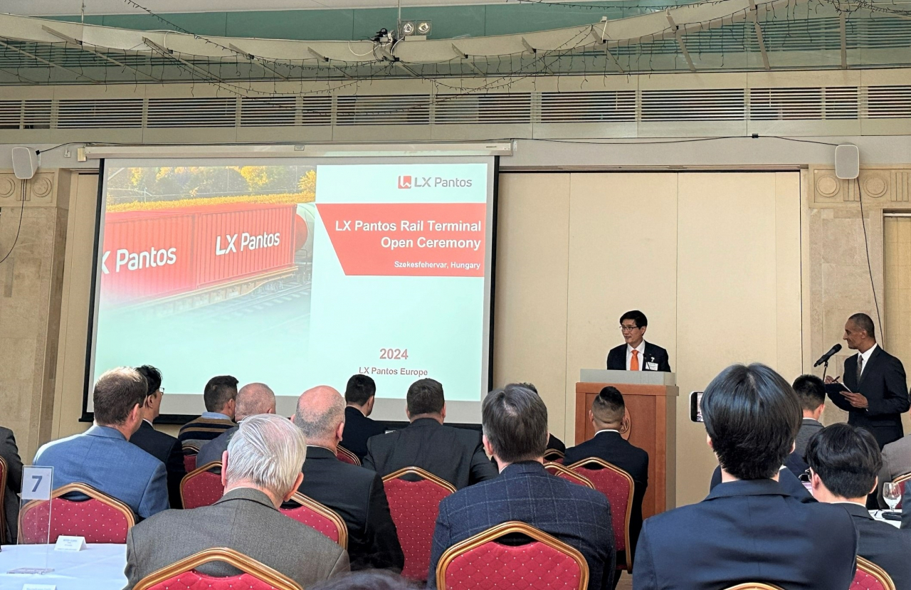 LX Pantos' Executive Vice President Auh Jae-hyuk gives a commemorative speech at the LX Pantos' Tata Terminal's opening ceremony held in Hungary, on Friday. (LX Pantos)