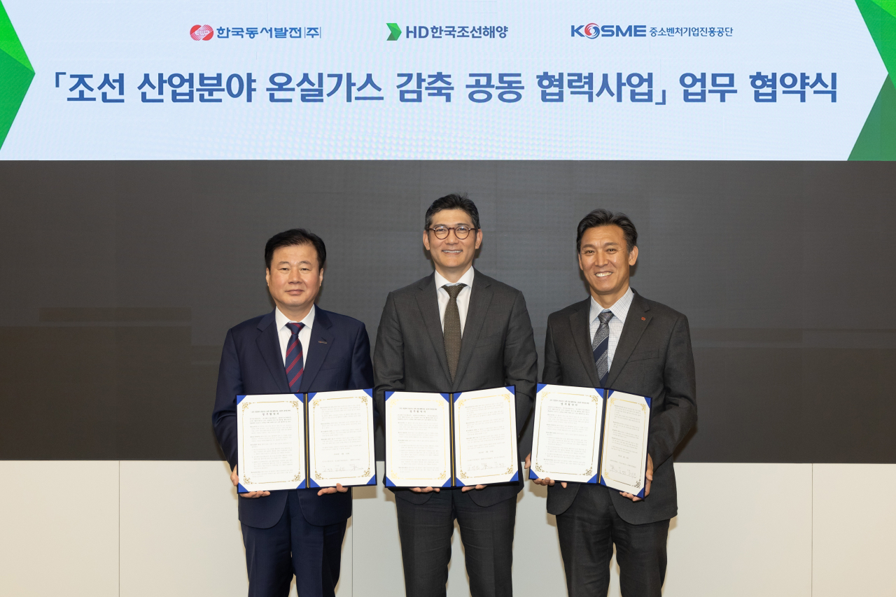 Korea SMEs and Startups Agency President Kang Seok-jin (left), HD Korea Shipbuilding & Offshore Engineering CEO Kim Sung-jun (center) and Korea East-West Power President Kim Young-moon pose for a photo at a joint initiative signing ceremony at the HD Hyundai Global R&D Center. (HD Korea Shipbuilding & Offshore Engineering)