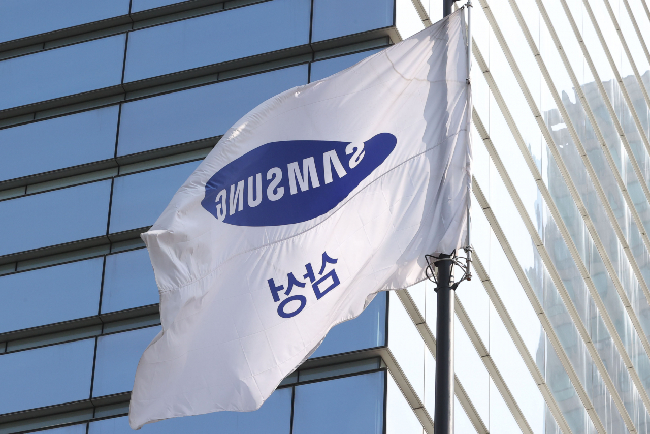 A Samsung flag flies outside its office building in southern Seoul. (Yonhap)