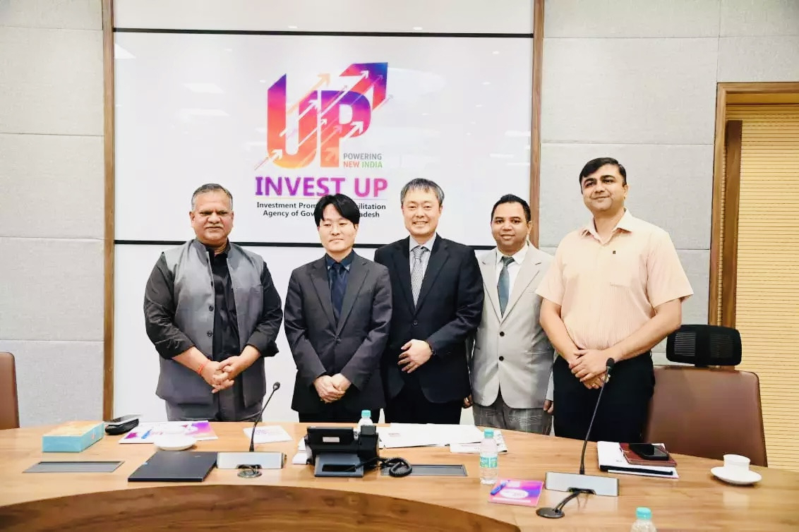 Manoj Kumar Singh (first from left), UP government’s Infrastructure & Industrial Development Commissioner; Abhishek Prakash (first from right), CEO of Invest UP; and Herald Media Group delegates pose for a commemorative photograph following a meeting in Lucknow, India, April 6. (Korea Herald)