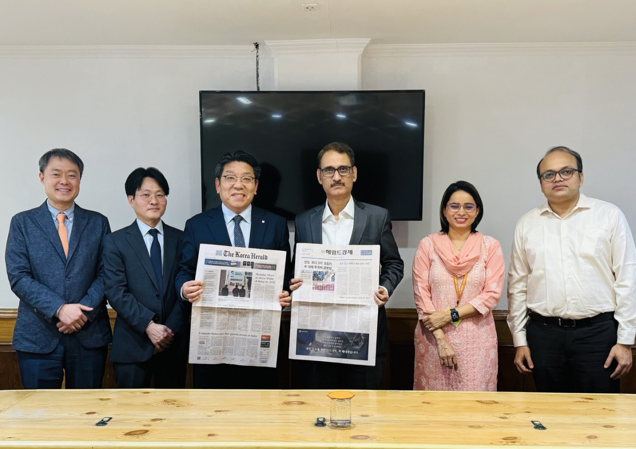 Ishtiyaque Ahmed (center right), senior adviser at the National Institution for Transforming India Aayog, and Herald Media Group CEO Choi Jin-young (center left) pose for a photo after a strategic meeting on April 8. (Korea Herald)