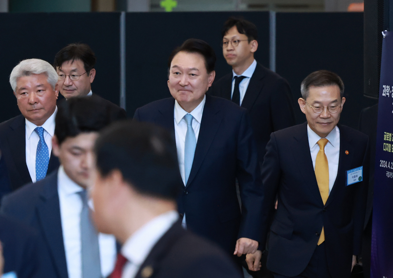 President Yoon Suk Yeol (second from right) enters the venue for the celebration of Telecommunication Day in Gwacheon, Gyeonggi Province, on Monday. (Yonhap)