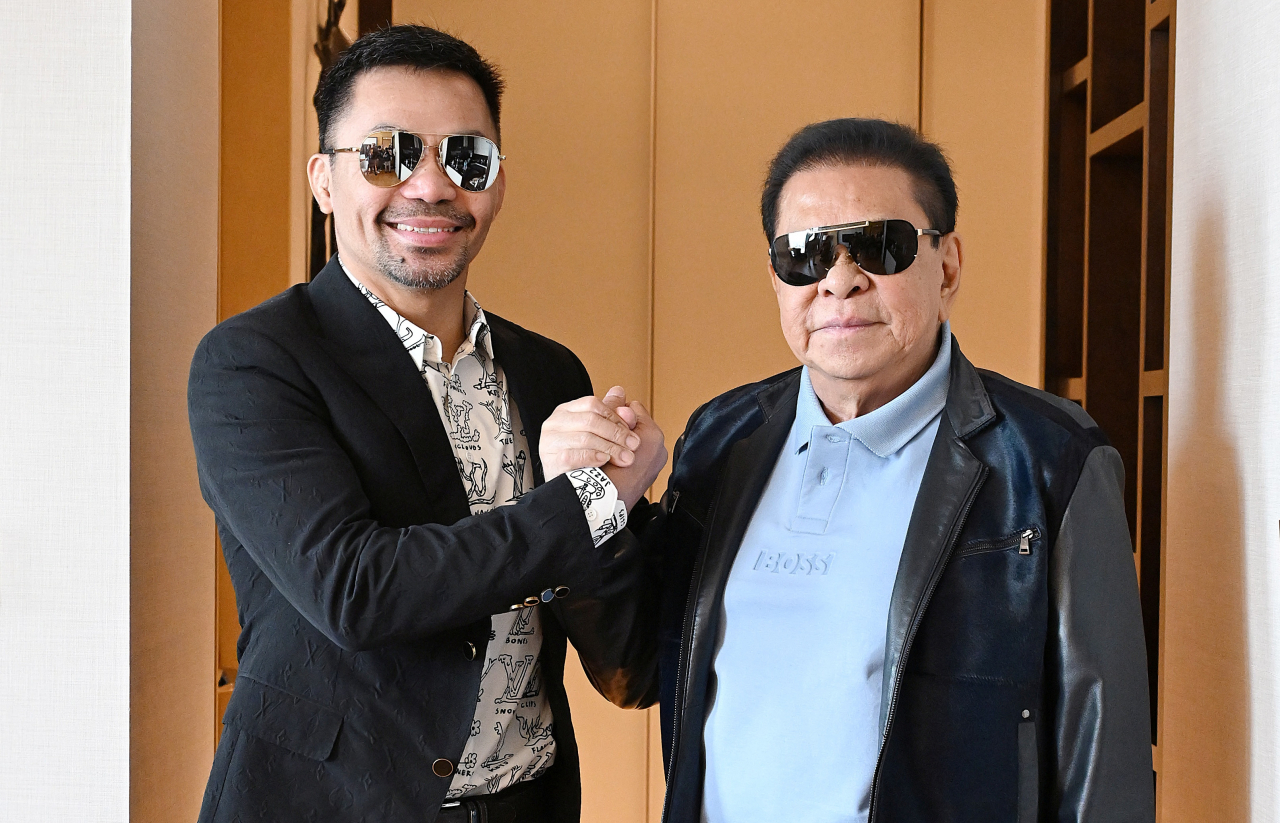 Luis Chavit Singson (right), chairman of the Philippines’ LCS Group of Companies, and iconic boxer Manny Pacquiao hold hands before an interview with The Korea Herald at a Seoul hotel on Tuesday. (Lee Sang-sub/The Korea Herald)