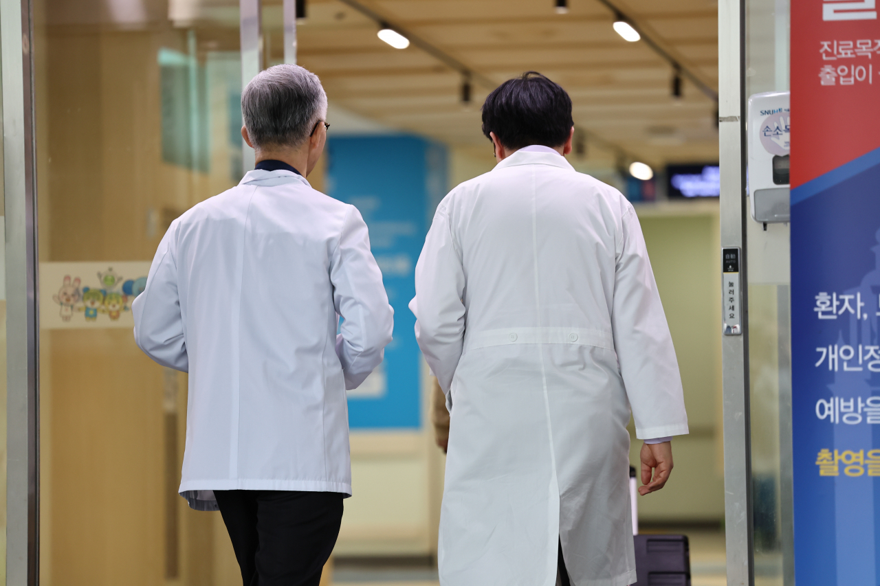 Professors of Seoul National University Hospital enter a building of the hospital in Seoul on Tuesday. (Yonhap)