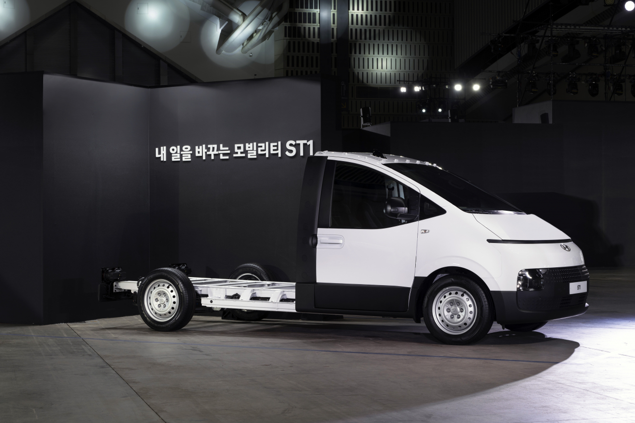The ST1 series of commercial vehicles is based on a chassis-cab design, a basic truck-like vehicle structure that includes a chassis and a cab but lacks a cargo box. (Hyundai Motor Group)