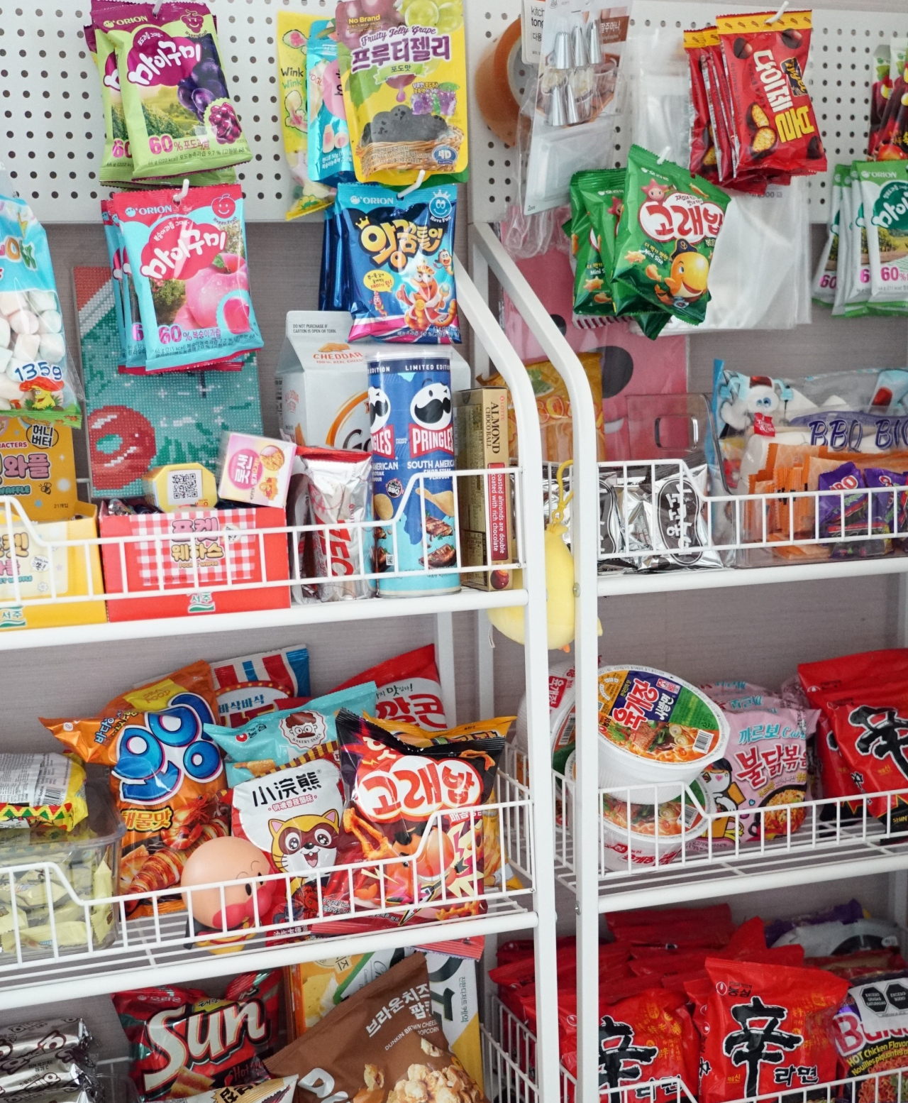 Snacks for Han Si-nae's students are displayed at her home. (Song Seung-hyun/The Korea Herald)