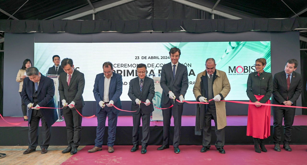 A ground-breaking ceremony is held for Hyundai Mobis' new battery systems plant in Navarre, Spain, Tuesday. Jung In-bo (fourth from left), head of the Spanish plant, and Sebastian Marco (fifth from left), mayor of the Noain Municipality, among other officials, attended the ceremony. (Hyundai Mobis)
