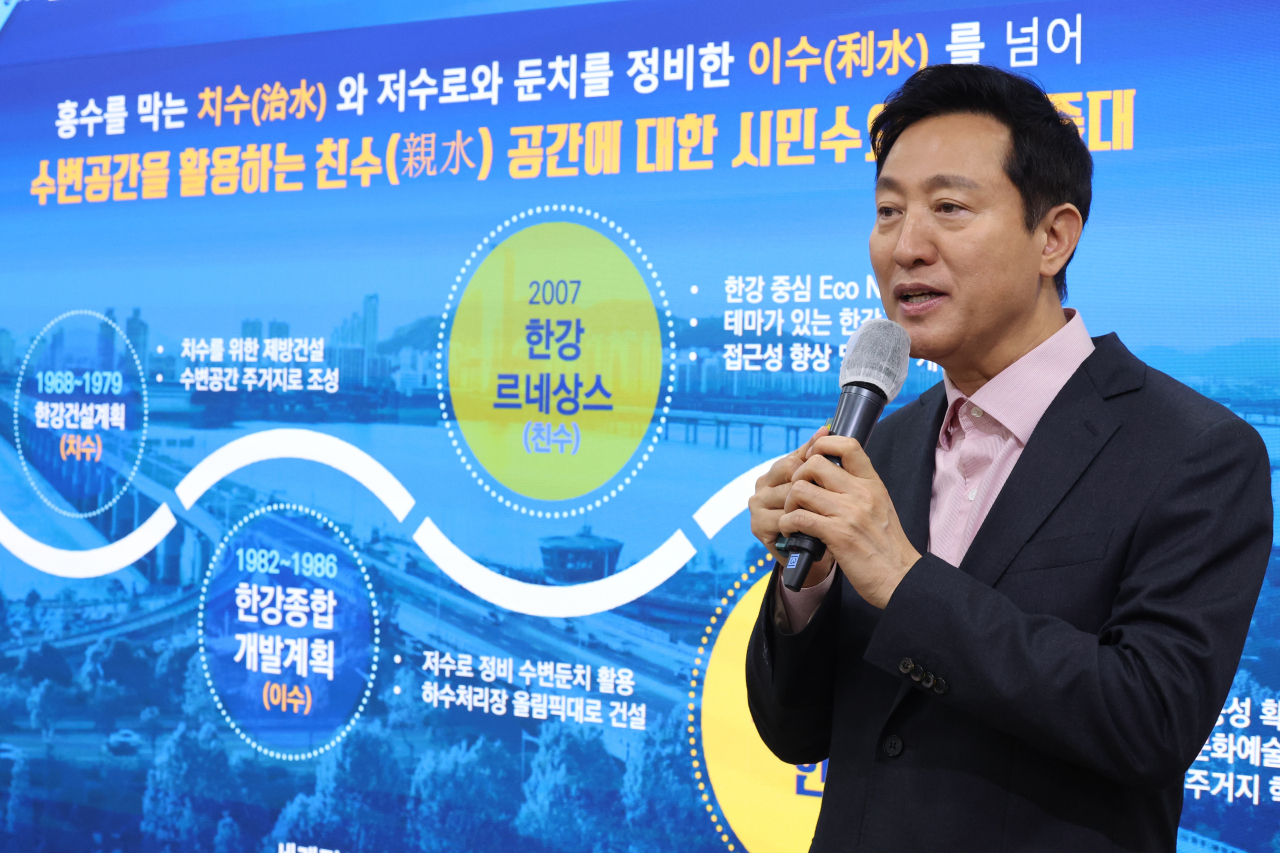 Seoul Mayor Oh Se-hoon speaks during a press briefing on Wednesday on the Seoul Metropolitan Government's new plans to build floating facilities on the Han River by 2030. (Yonhap)