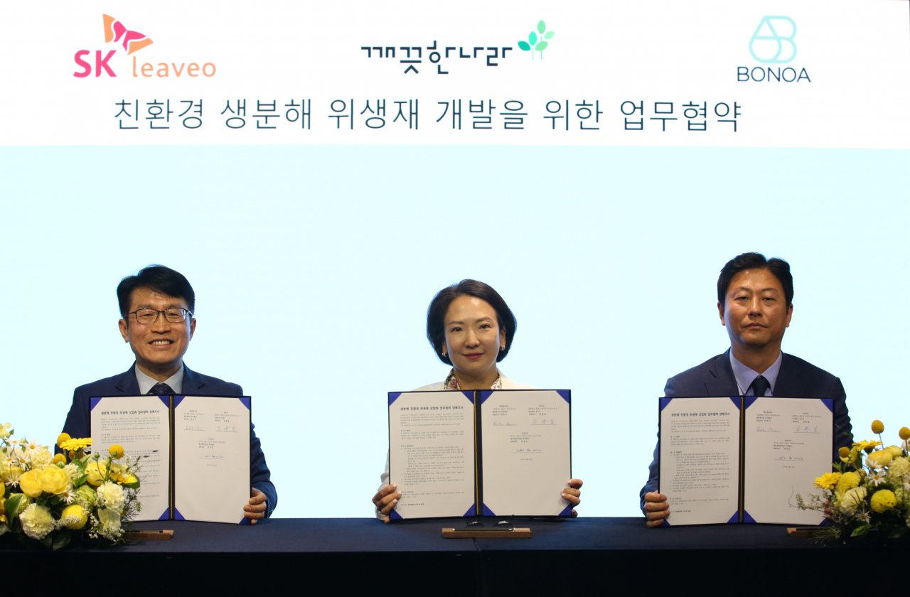 From left: SK Leaveo CEO Yang Ho-jin, KleanNara CEO Choi Hyun-soo and Bonoa CEO Kim Yong-il pose for a photo at a partnership ceremony at SKC headquarters in Seoul on Wednesday. (SKC)