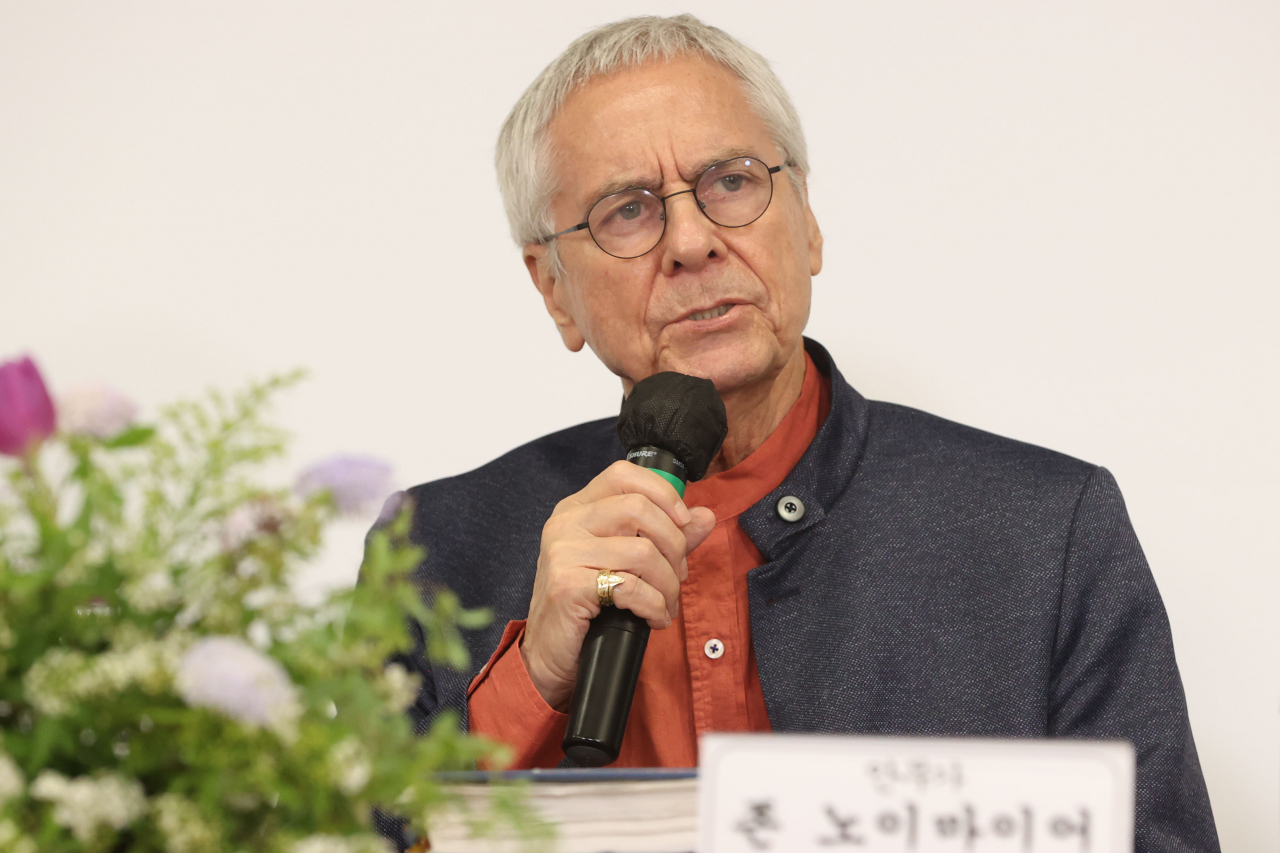 John Neumeier, director and chief choreographer of Hamburg Ballet, speaks during a press conference at the Seoul Arts Center in Seoul, Tuesday. (Yonhap)
