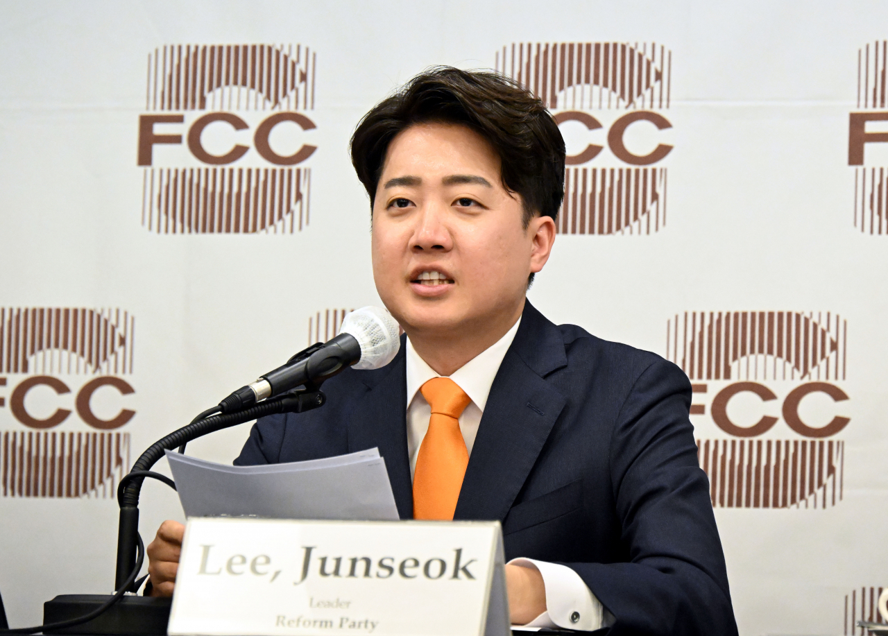 Lee Jun-seok, the leader of the minor conservative New Reform Party,speaks during a press conference held at the Seoul Foreign Correspondents' Club in central Seoul on Thursday. (Yonhap)