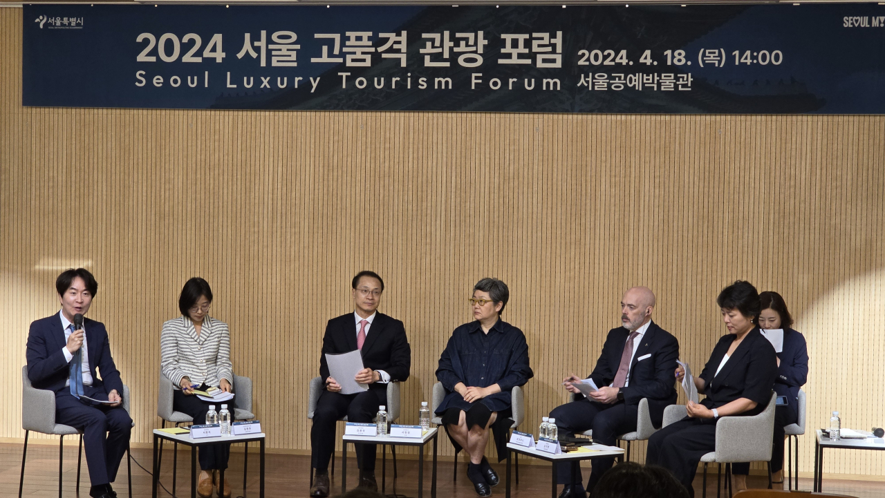 Seo Won-seok(L), professor of hotel and tourism management at Kyunghee University, speaks at a panel debate on the Seoul Luxury Tourism Forum, held at the Seoul Museum of Craft Art on April 18. (The Seoul Metropolitan Government)