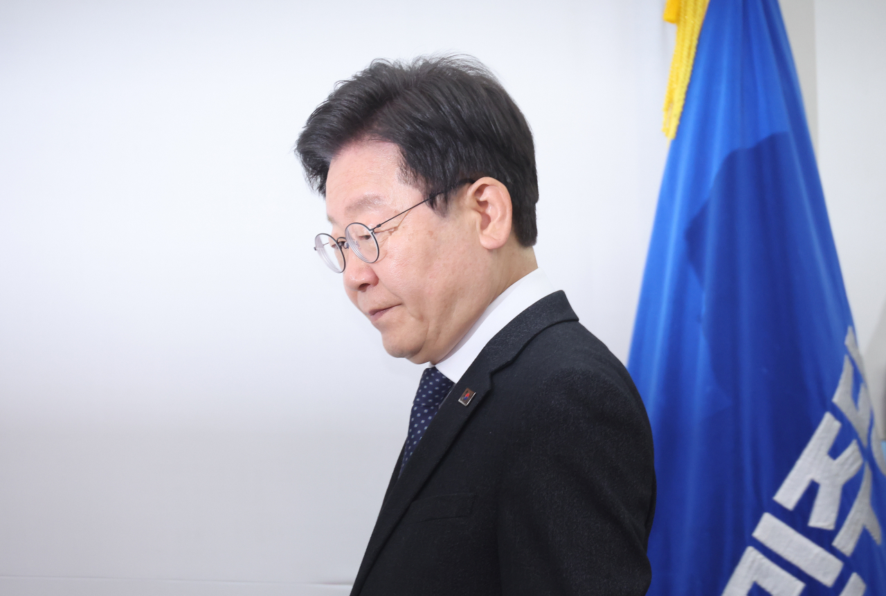 Main opposition Democratic Party leader Lee Jae-myung attends a meeting of the party's supreme council at the National Assembly in Seoul on Friday. (Yonhap)
