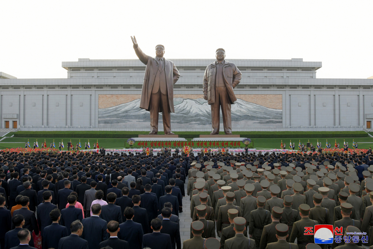 Photo shows statues of North Korean late founder Kim Il-sung and former late leader Kim Jong-il on Mansu Hill in Pyongyang, taken on the 112th birthday of Kim Il-sung, April 15. (KCNA)
