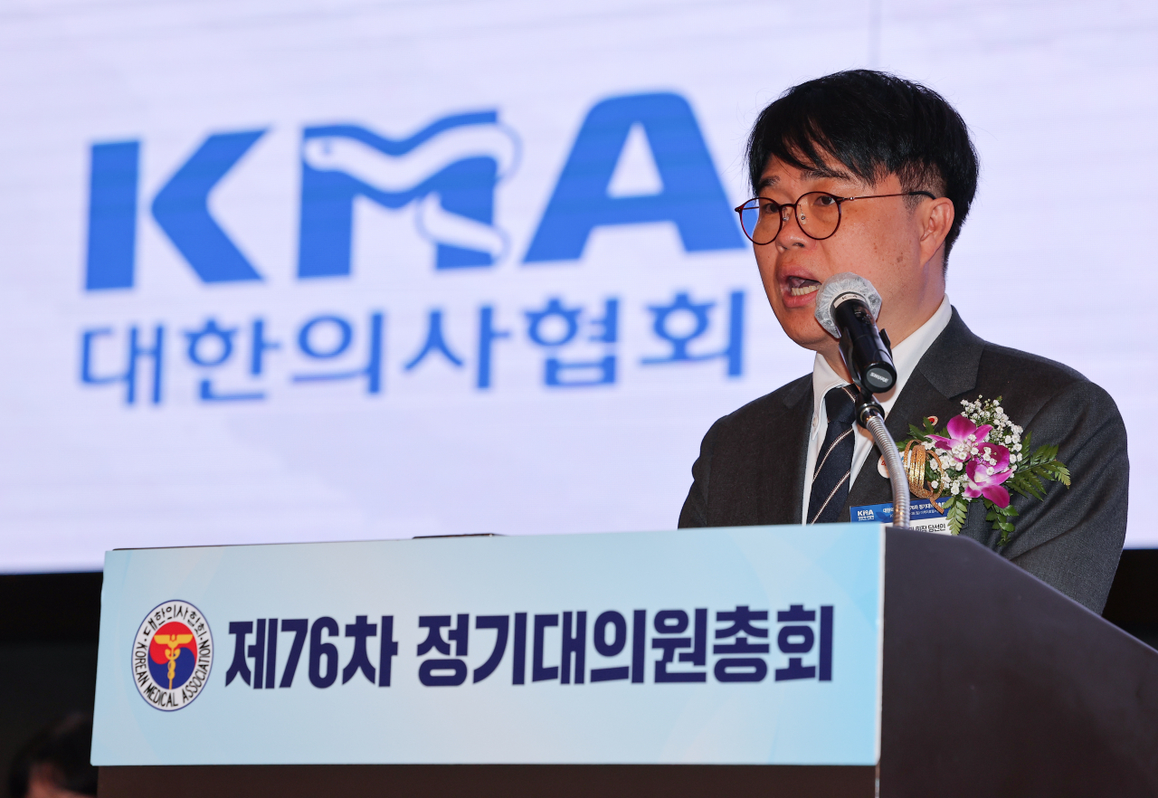 Lim Hyun-taek, president-elect of the Korean Medical Association, speaks during a meeting on Sunday. (Yonhap)