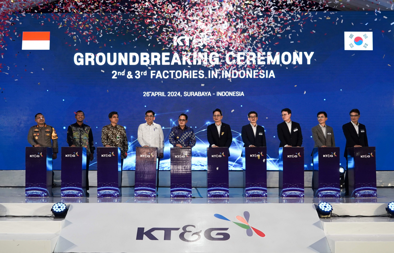 KT&G CEO Bang Kyung-man (sixth from left) and other Korean and Indonesian officials attend the ground-breaking ceremony of the company's new production plants, in Surabaya, Indonesia, Friday. (KT&G)